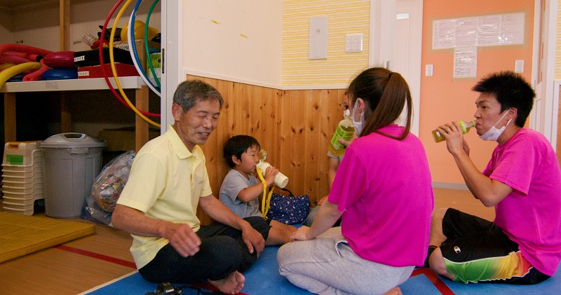 じゃれつき遊びの様子